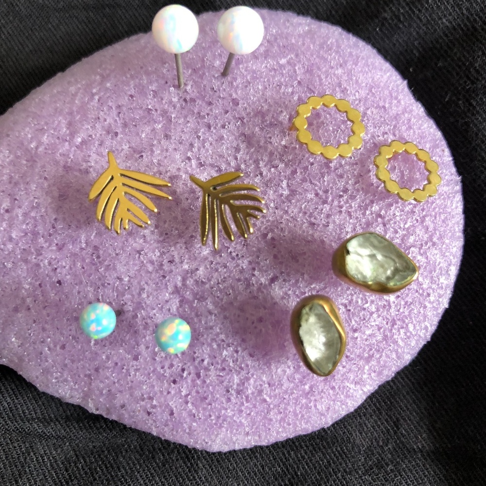 5 pairs of small earrings